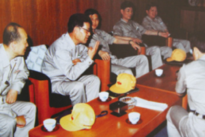 为了学习外国先进手艺和治理要领，，，，，，前往引进手艺与装备的国家举行实地考察。。。薛仲光厂长在日本。。。