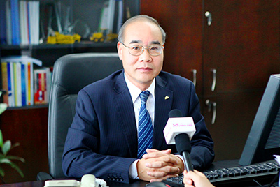 张秀文董事长在接受中国山东网专题采访时，，，，，，就公司践行“忠实鲁商”倡树行动举行回覆，，，，，，介绍了yl6809永利把“仁义、诚信、忠实”的文化精髓融入到生产谋划的全历程的典范做法和“诚敬做产品，，，，，，诚信做企业”的谋划理念，，，，，，在工程机械行业树立起了“厚德坚韧”的山东国企形象