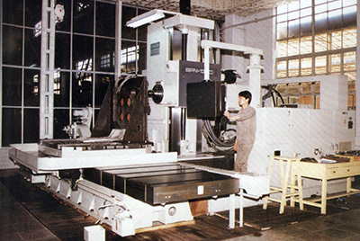 BPN-13B(R4)数控卧式加工中心。。。厂房扩建加大，，，，，，装备填平补齐，，，，，，增添精、大、稀装备，，，，，，新上生产线，，，，，，提高企业装备素质，，，，，，使yl6809永利厂成为名副着实的大马力推土机生产厂。。。