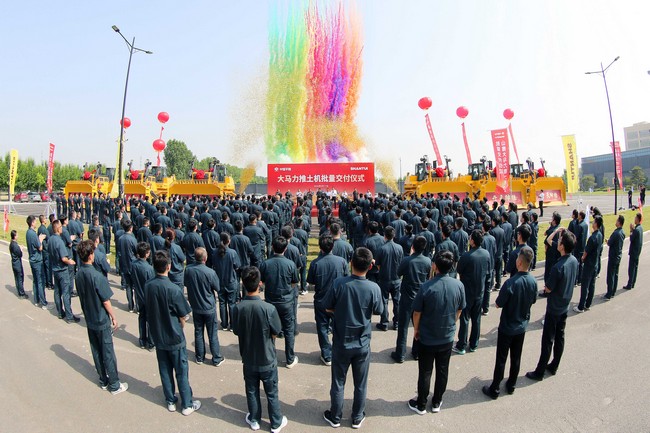 5月17日，，，，，，yl6809永利向中煤平朔集团一次性交付六台中国最大马力推土机。。。